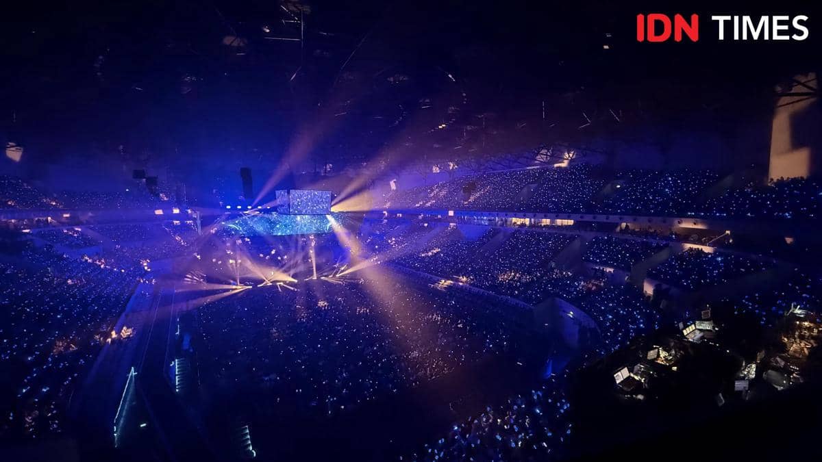 Suasana konser F-FOREVER dengan pencahayaan biru dan ungu di arena besar yang dipenuhi penonton pada Sabtu, 30 Mei 2026.