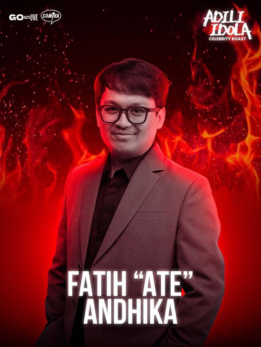 Seorang pria berkacamata mengenakan jas berwarna gelap berdiri dengan latar belakang api merah dan logo Adili Idola Celebrity Roast.