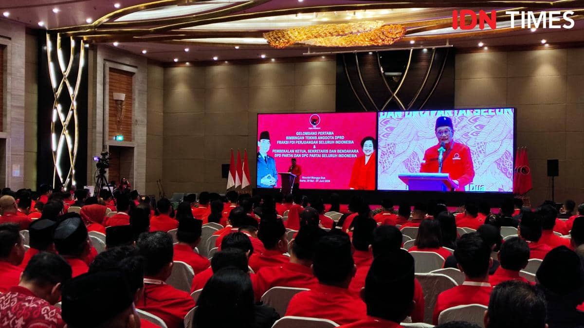 Gema Lagu Bung Karno Bapak Marhaenisme di Bimtek Anggota DPRD PDIP
