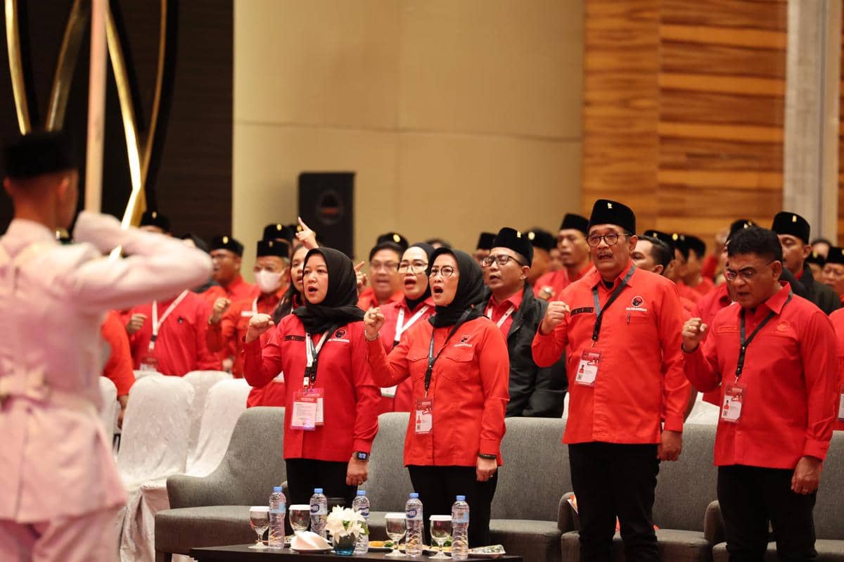Gema Lagu Bung Karno Bapak Marhaenisme di Bimtek Anggota DPRD PDIP