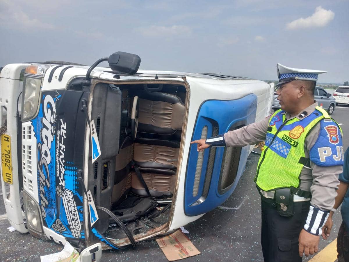 Elf Rombongan Asal Sampang Kecelakaan di Tol Jombang, 10 Orang Terluka