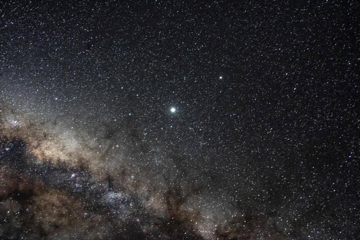 ilustrasi Venus dan Jupiter di langit malam