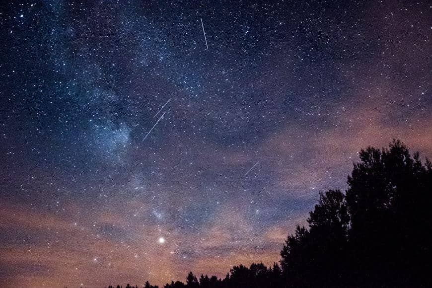 ilustrasi hujan meteor Arietids