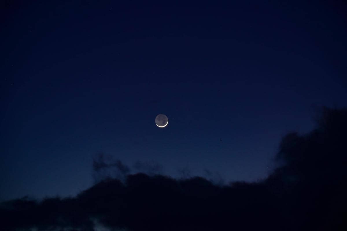 ilustrasi bulan sabit dan Saturnus