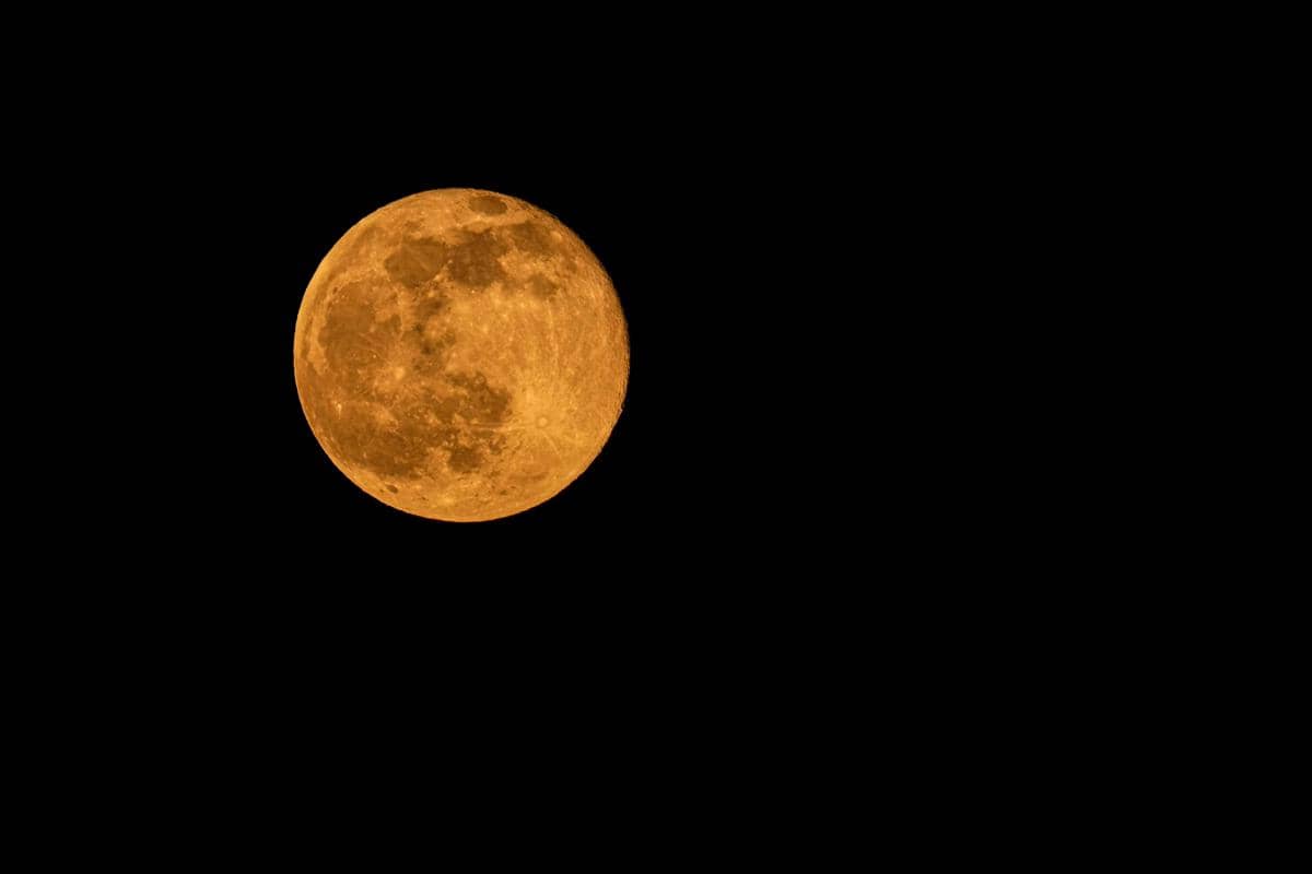 ilustrasi strawberry moon
