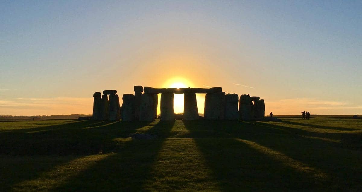 ilustrasi solstis di Stonehenge