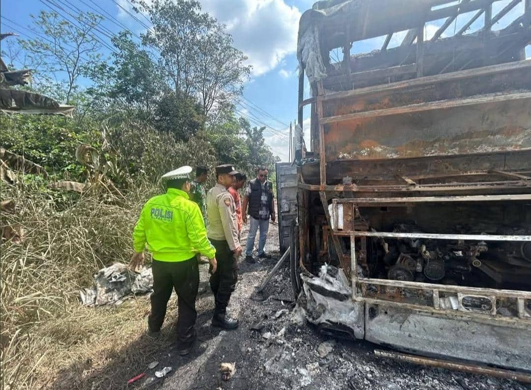Bus Palala Jakarta-Padang terbakar di Jalintim Muba.