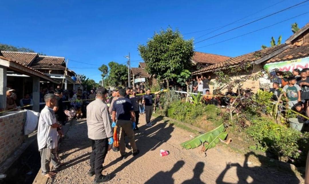 Polisi mengevakuasi jasad pemuda di OKU yang tewas di pinggir jalan.