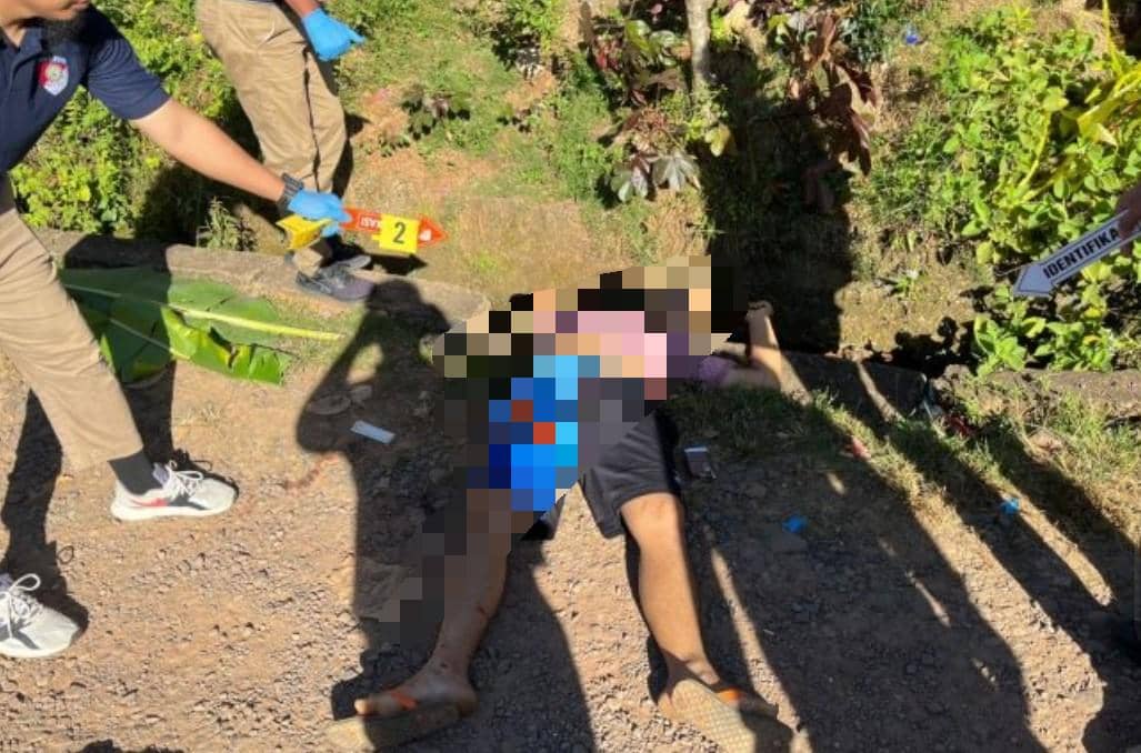 Polisi mengevakuasi jasad pemuda di OKU yang tewas di pinggir jalan.