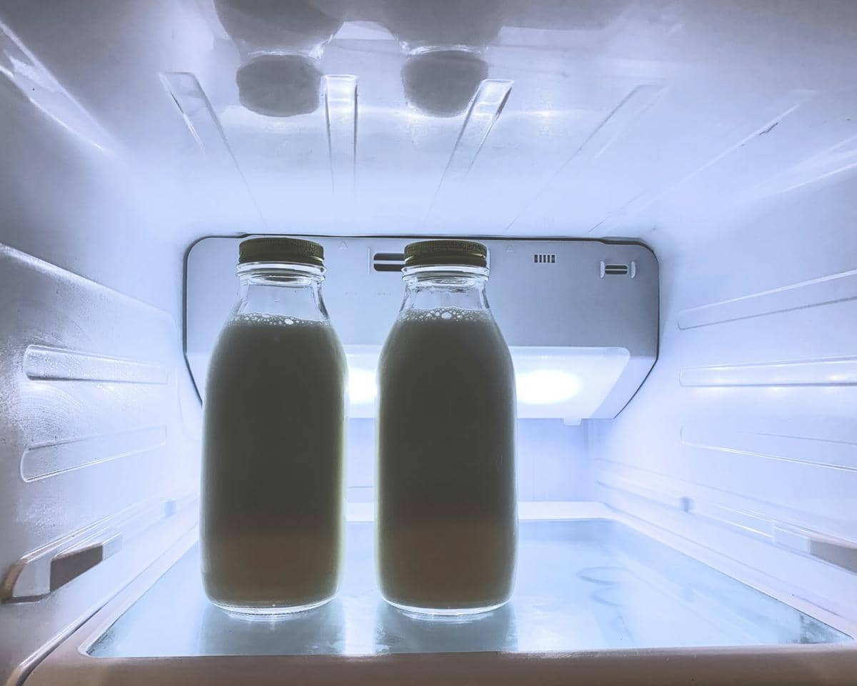 ilustrasi susu di dalam freezer