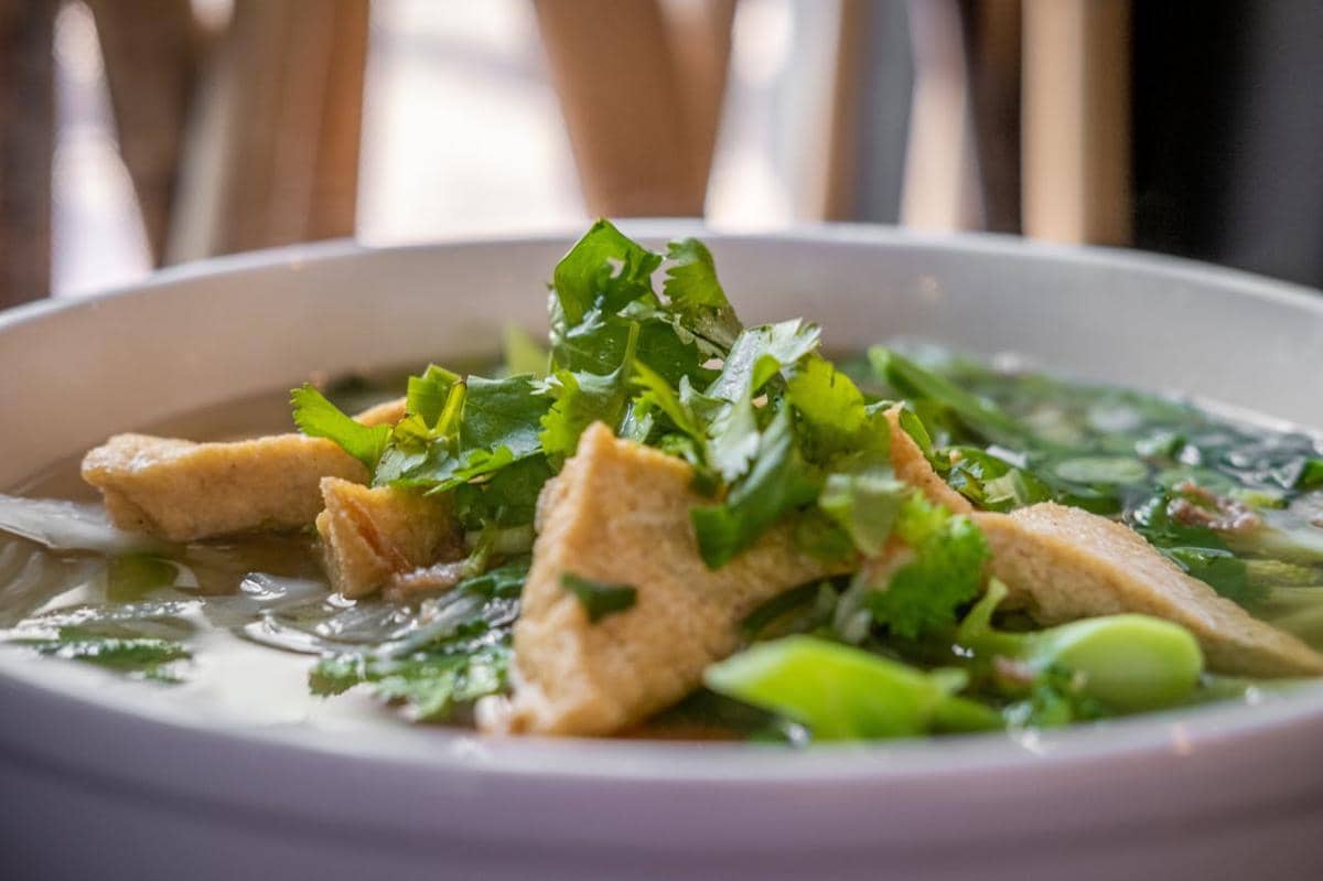 ilustrasi olahan tofu atau tahu, comfort food, sup, sayur