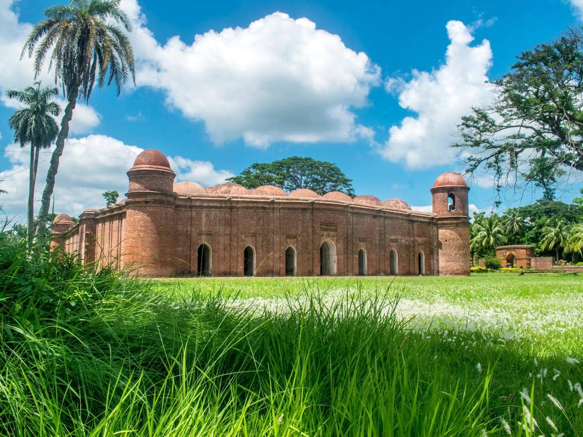 Masjid Shat Gombuj menjadi salah satu peninggalan paling terkenal di kawasan Mosque City of Bagerhat.