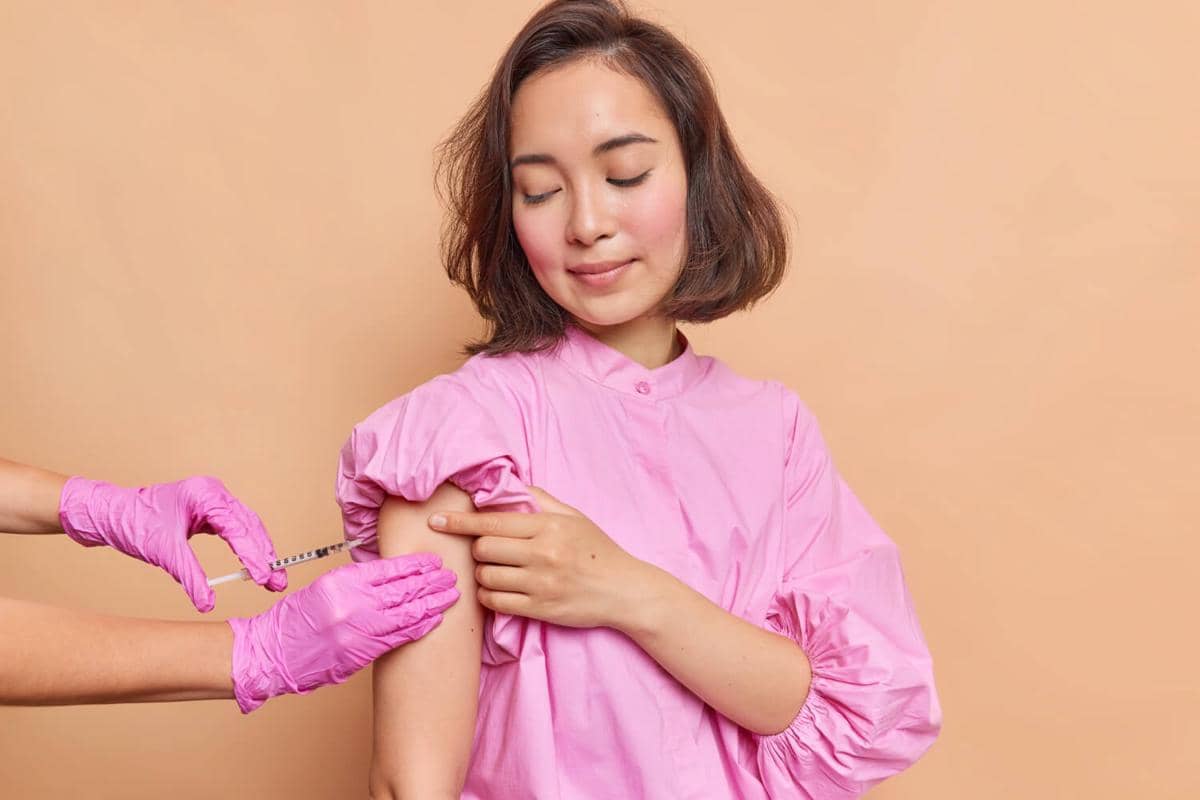 Ilustrasi vaksin HPV sebagai langkah pencegahan kanker serviks pada perempuan melalui imunisasi rutin.