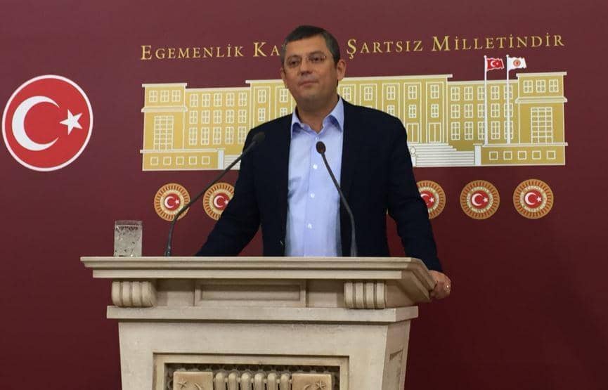 Ozgur Ozel sedang berpidato.