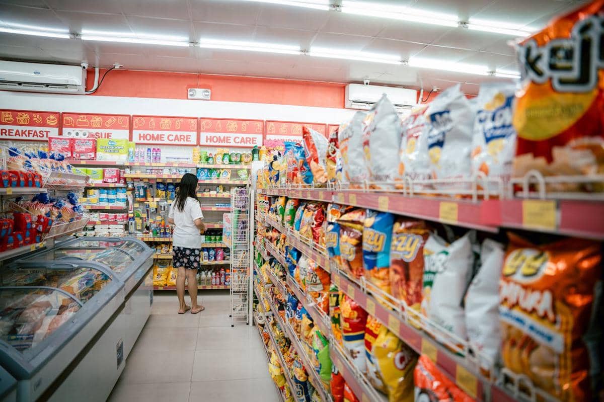 ilustrasi seorang wanita sedang melihat-lihat rak makanan di supermarket