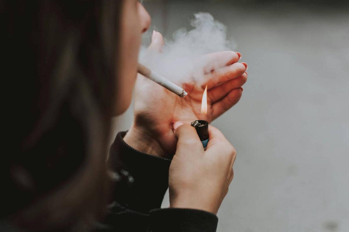 ilustrasi orang menyalakan rokok
