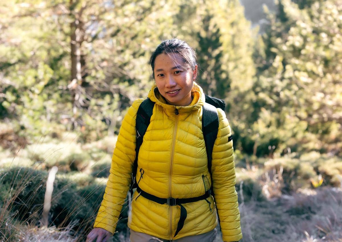 ilustrasi perempuan hiking