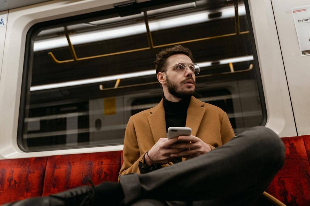 5 Tips Naik Kereta Jarak Jauh agar Perjalanan Tetap Nyaman dan Santai