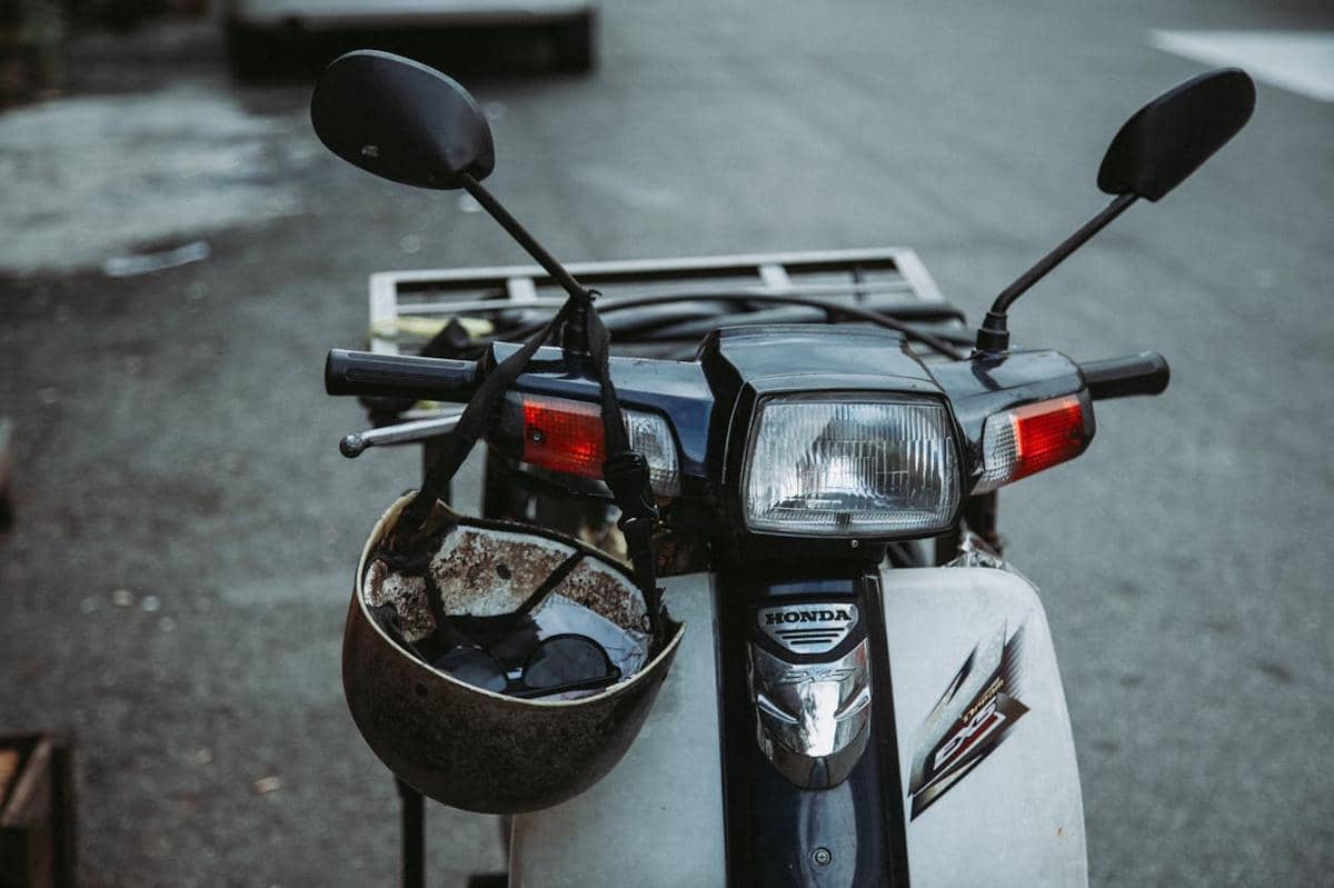 5 Risiko Menggantung Barang di Setang Motor, Sepele, tapi Berbahaya