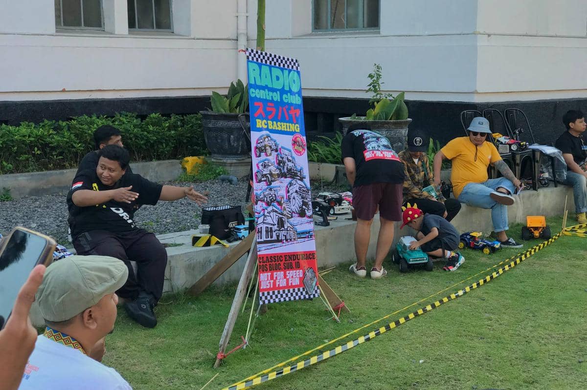 Pengunjung dan komunitas radio control (RC) turut meramaikan rangkaian acara Classic Endurance.