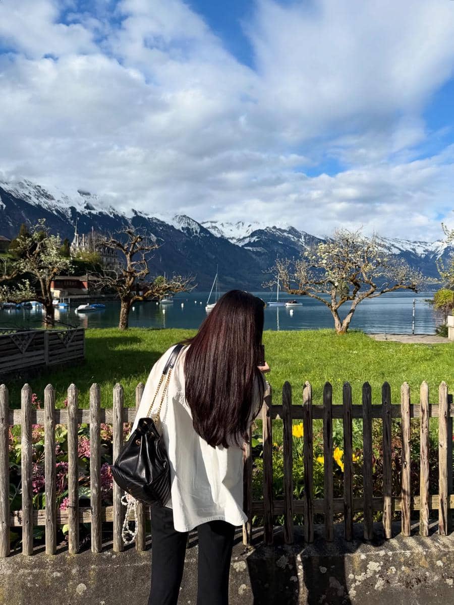 Beby Tsabina menikmati pemandangan Danau Brienz