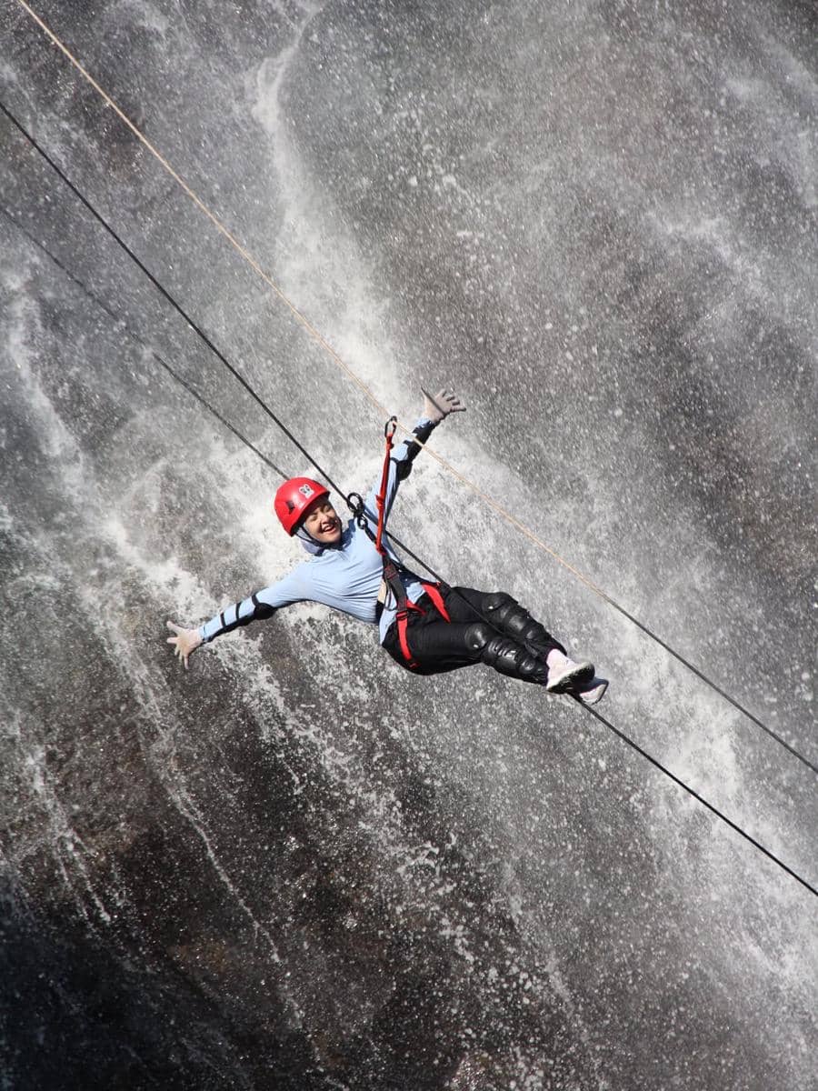Nabila Ishma rappelling di Curug Dayang Sumbi