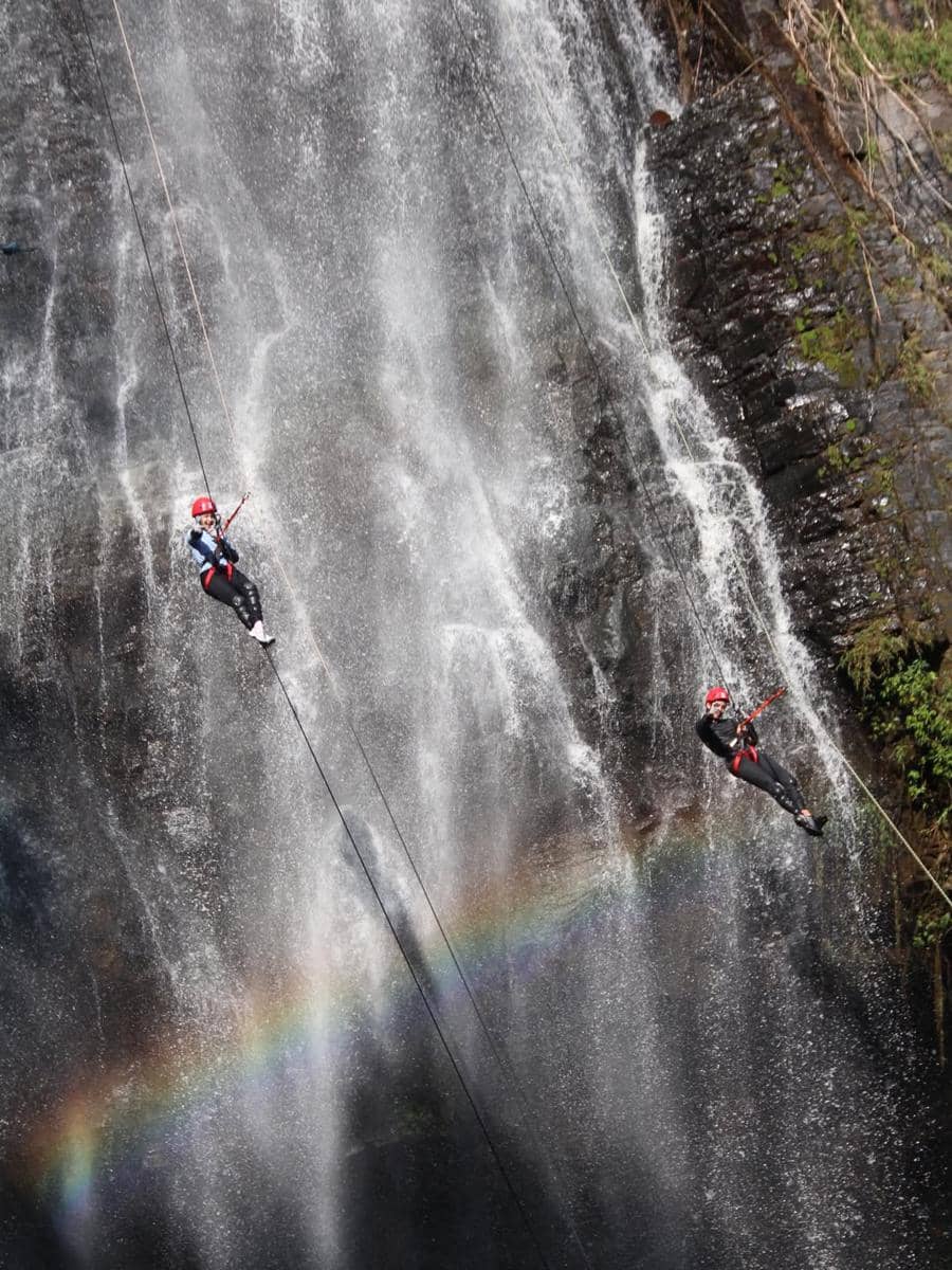 Nabila Ishma rappelling di Curug Dayang Sumbi