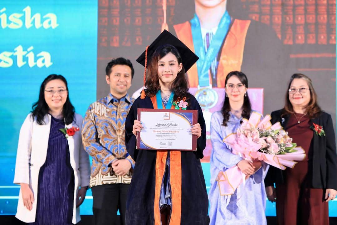 10 Momen Kelulusan SD Anak Arumi Bachsin, Tampil Pakai Toga!