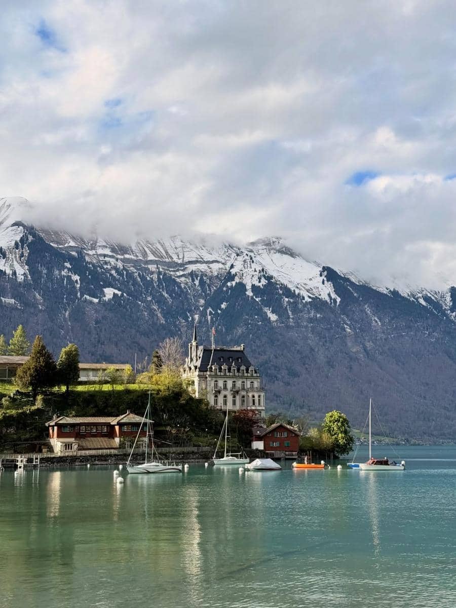 Beby Tsabina menikmati pemandangan Danau Brienz