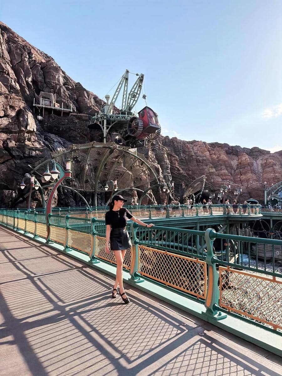 Angel Karamoy jalan-jalan di Disney Sea