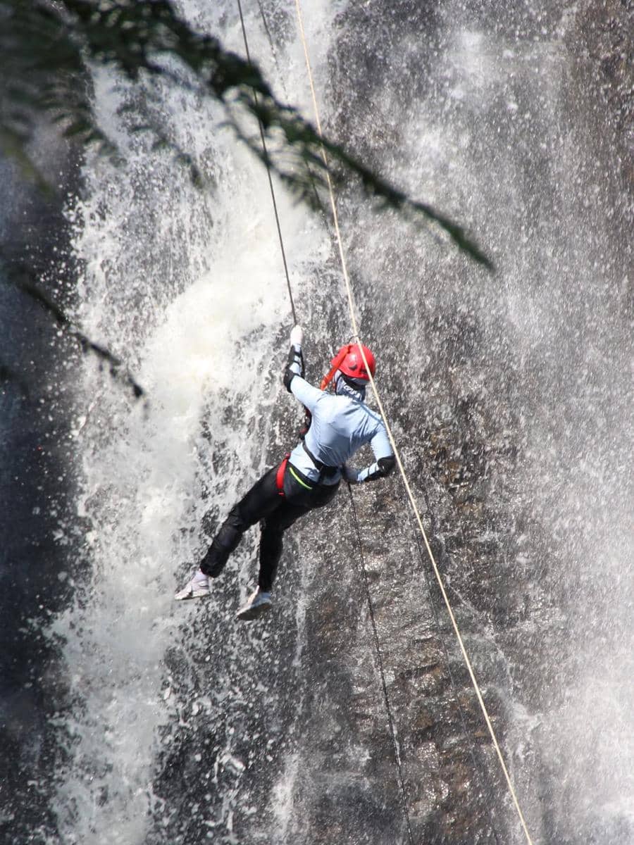 Nabila Ishma rappelling di Curug Dayang Sumbi
