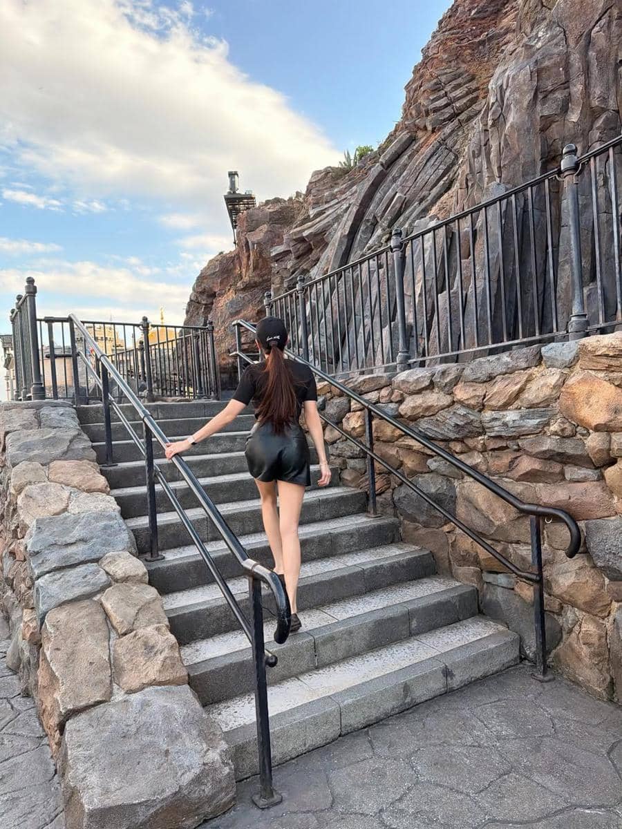 Angel Karamoy jalan-jalan di Disney Sea