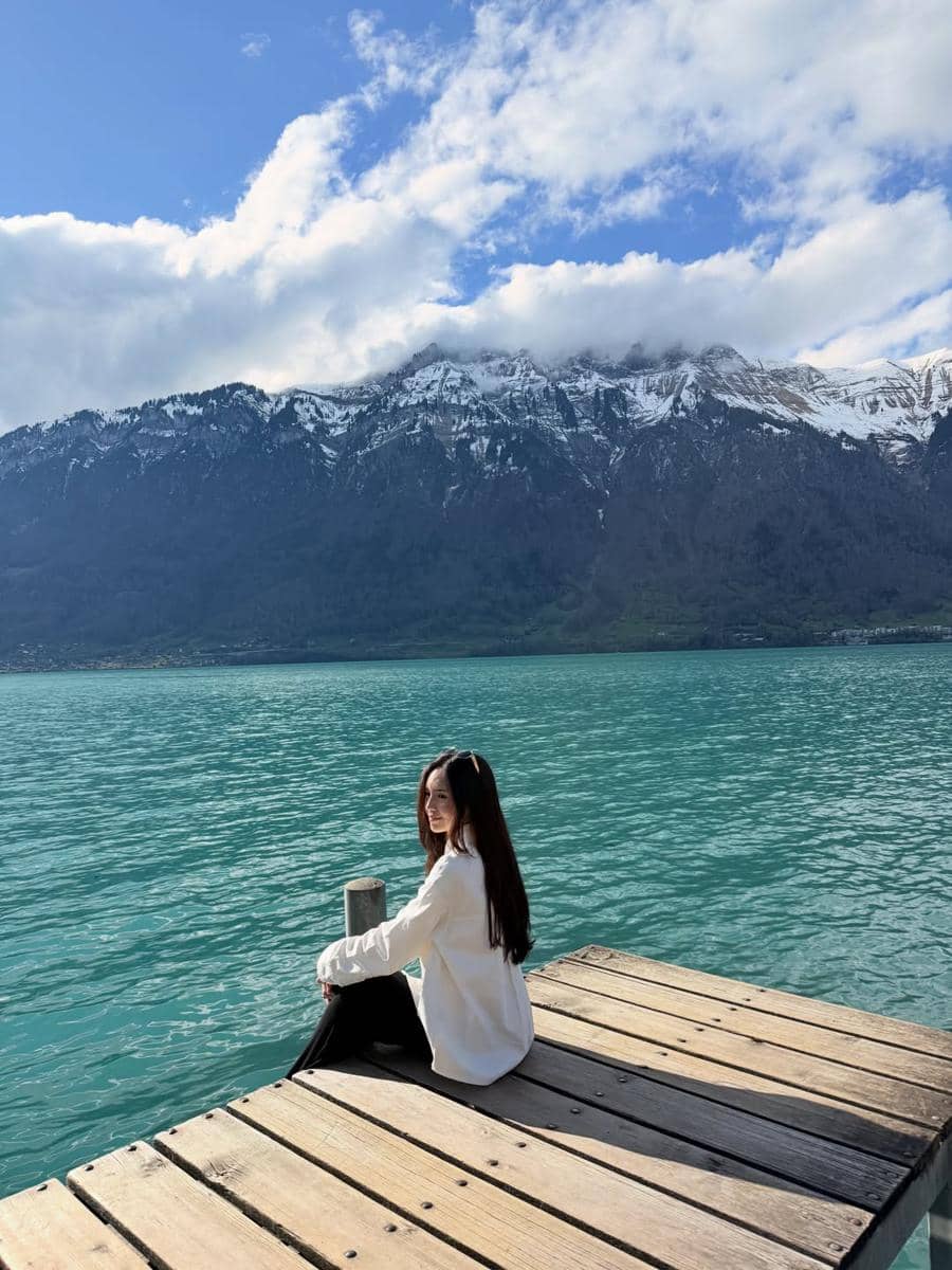 Beby Tsabina menikmati pemandangan Danau Brienz