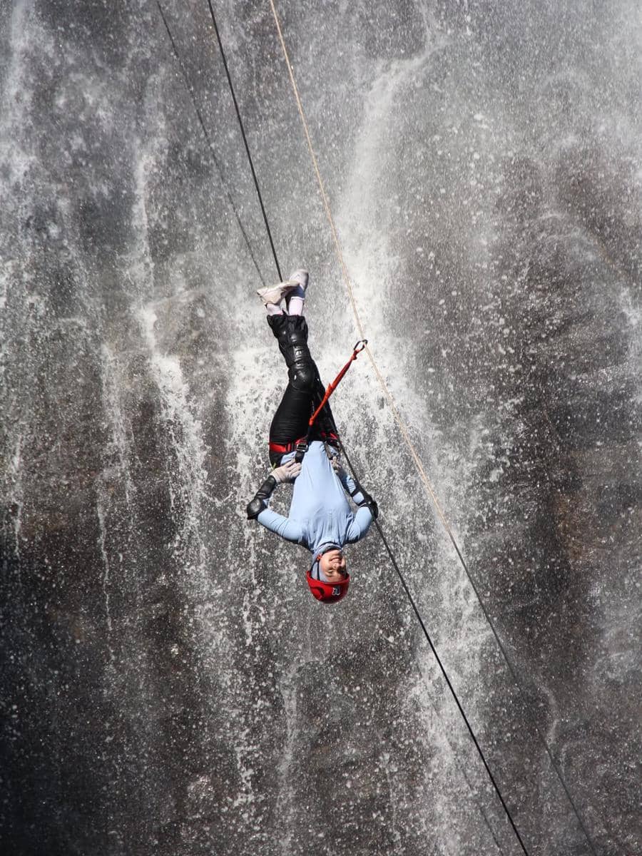 Nabila Ishma rappelling di Curug Dayang Sumbi