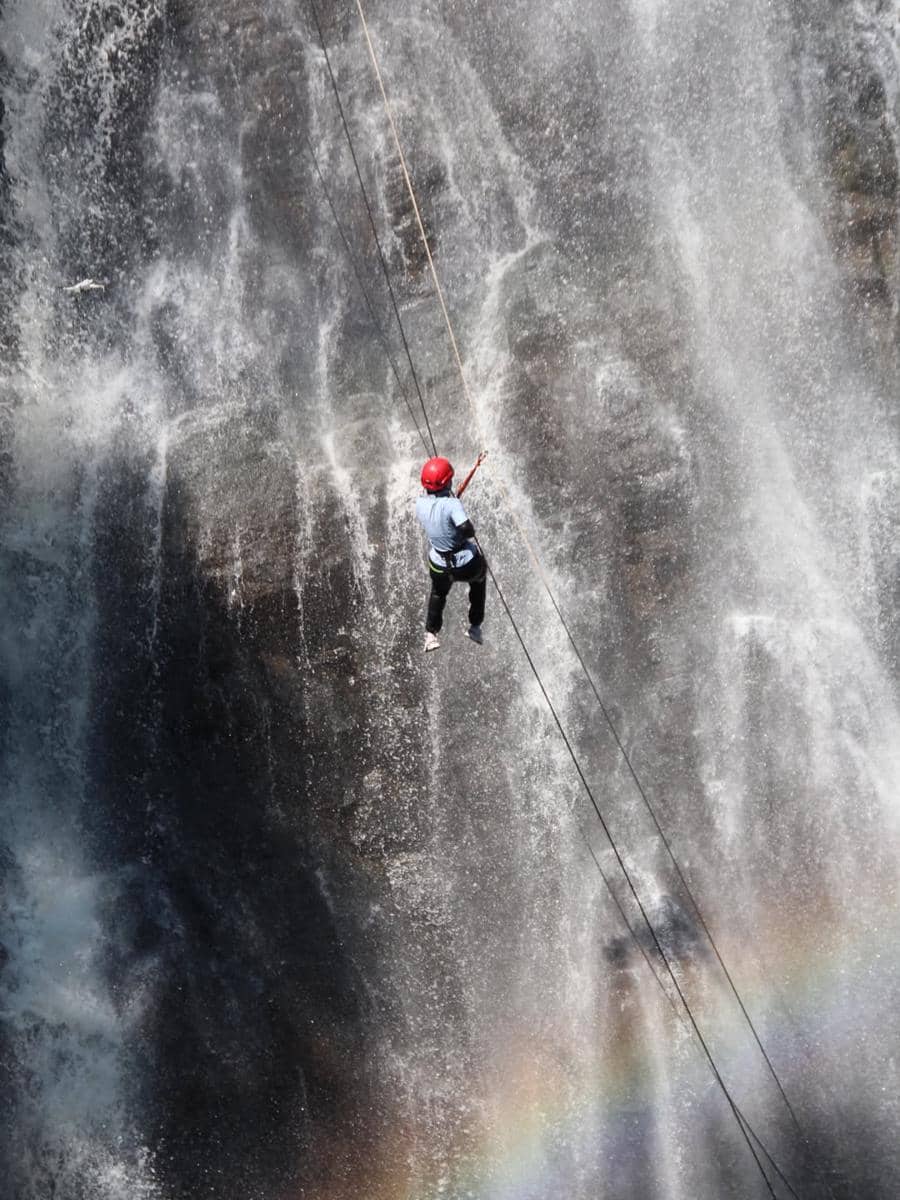 Nabila Ishma rappelling di Curug Dayang Sumbi