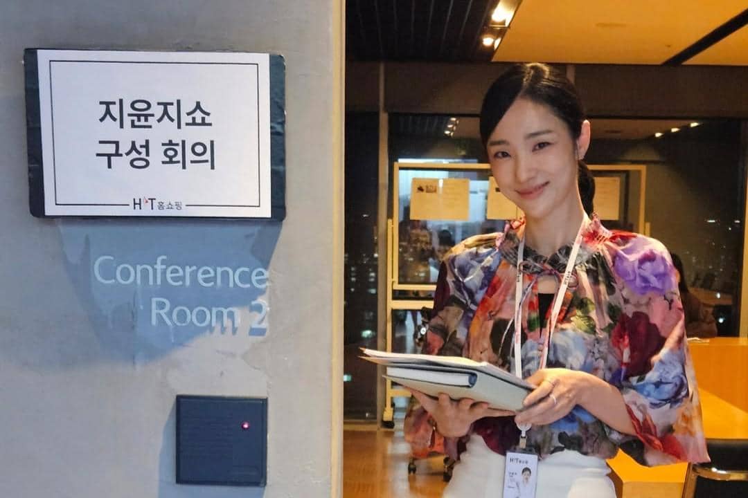 Park Ah In sebagai Ji Yun Ji dalam drama Sold Out on You.