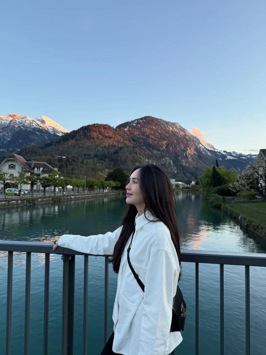 Beby Tsabina menikmati pemandangan Danau Brienz