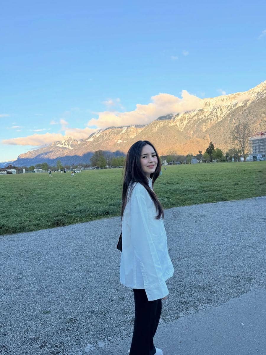 Beby Tsabina menikmati pemandangan Danau Brienz