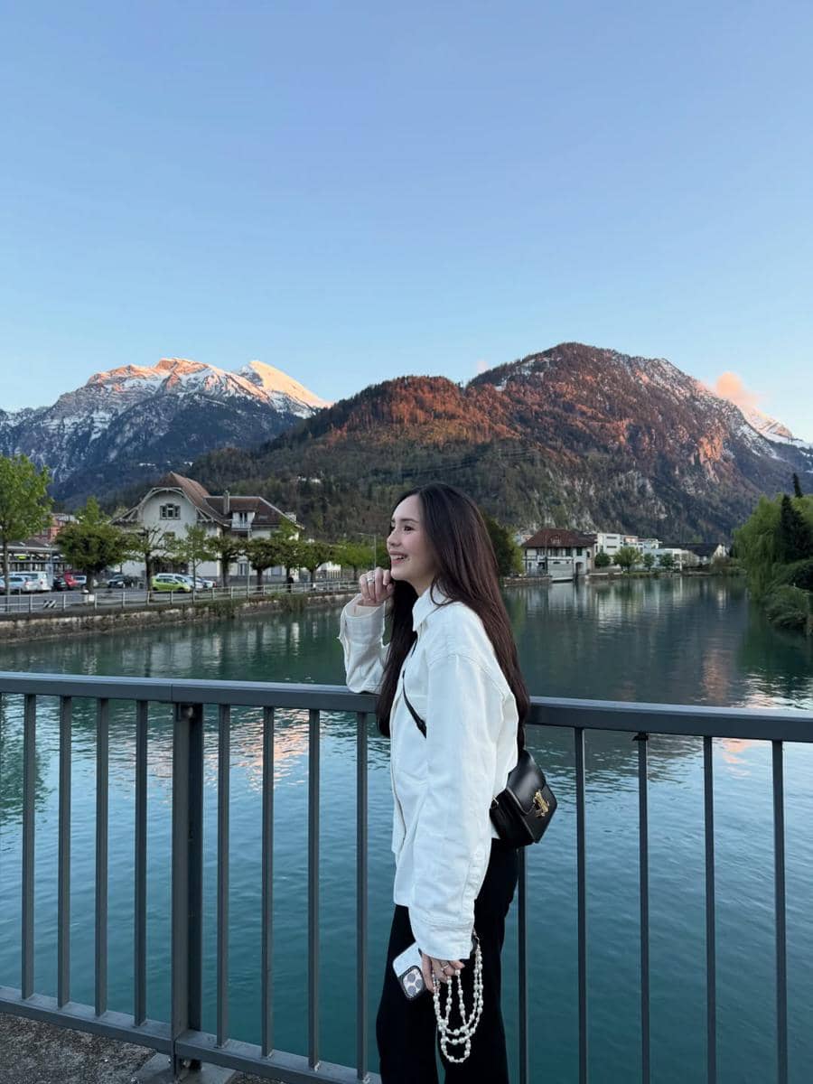 Beby Tsabina menikmati pemandangan Danau Brienz
