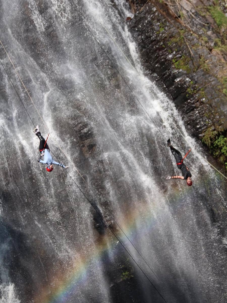 Nabila Ishma rappelling di Curug Dayang Sumbi