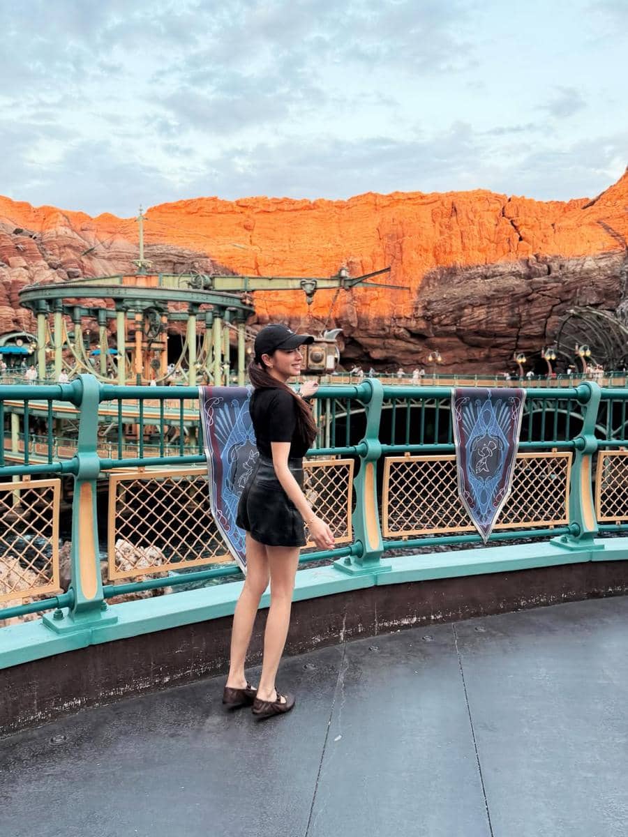 Angel Karamoy jalan-jalan di Disney Sea