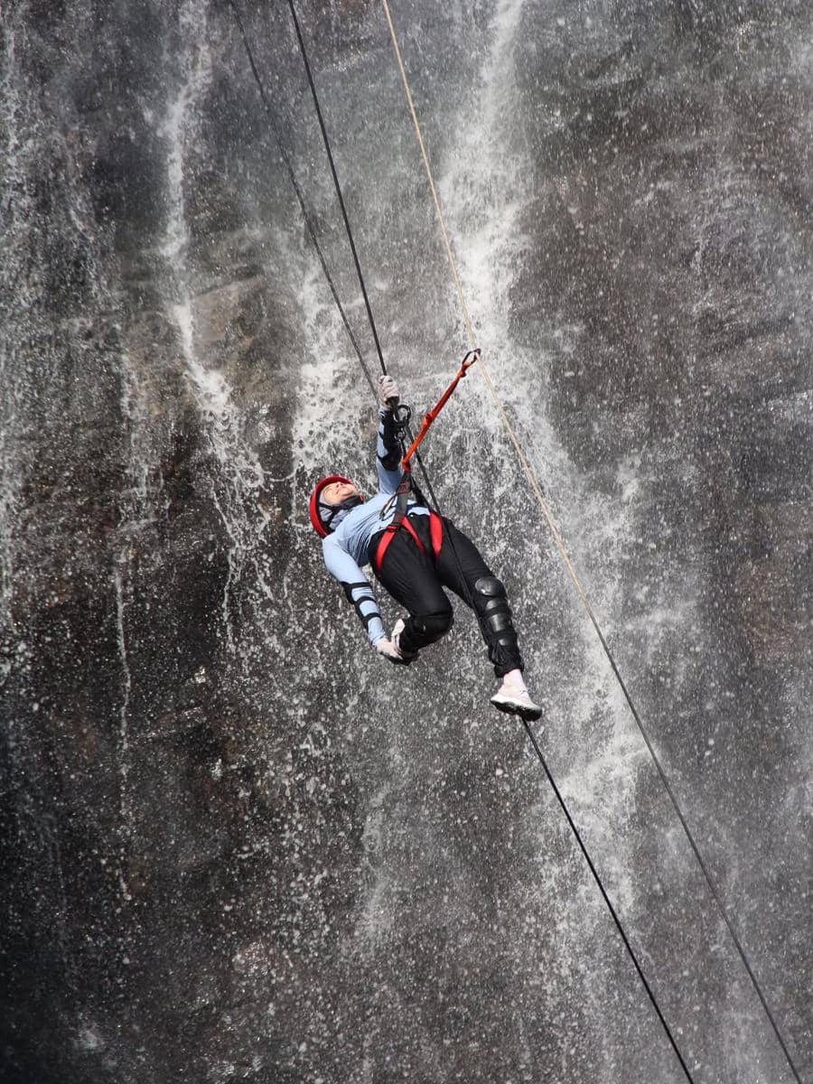 Nabila Ishma rappelling di Curug Dayang Sumbi