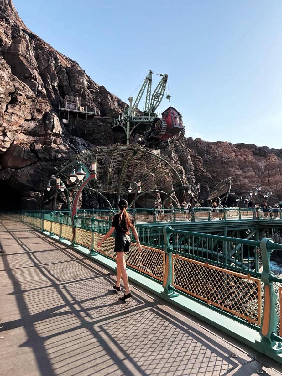 Angel Karamoy jalan-jalan di Disney Sea