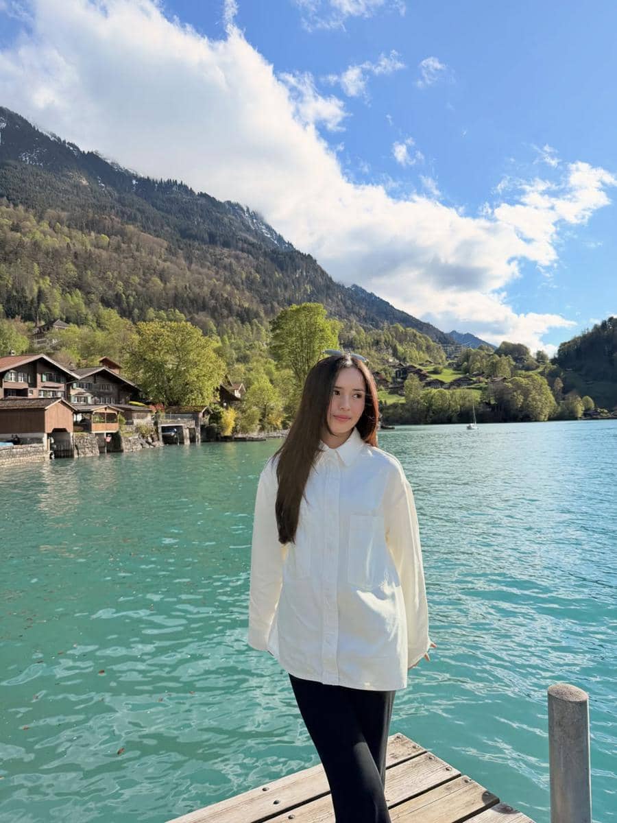 Beby Tsabina menikmati pemandangan Danau Brienz