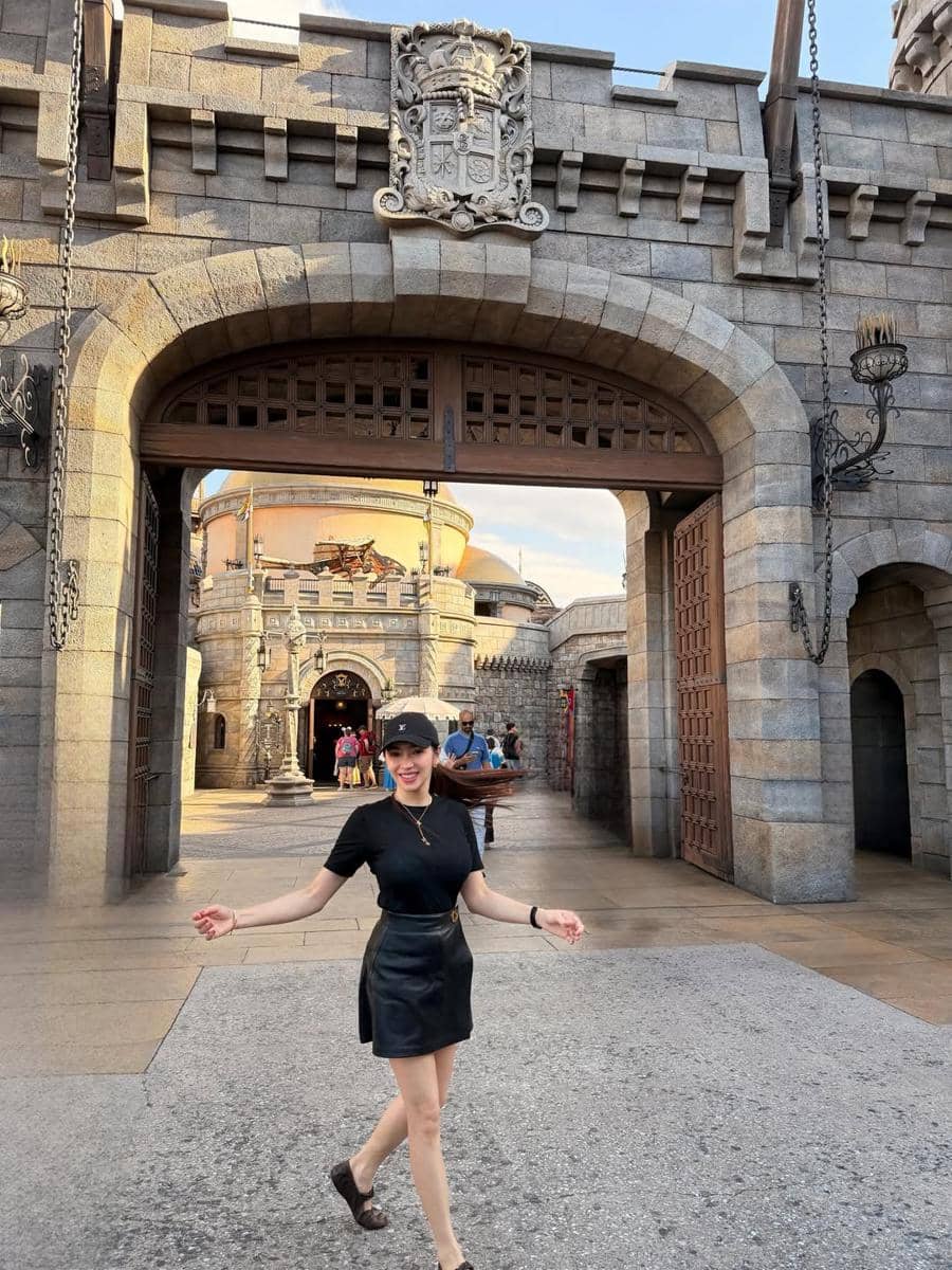 Angel Karamoy jalan-jalan di Disney Sea