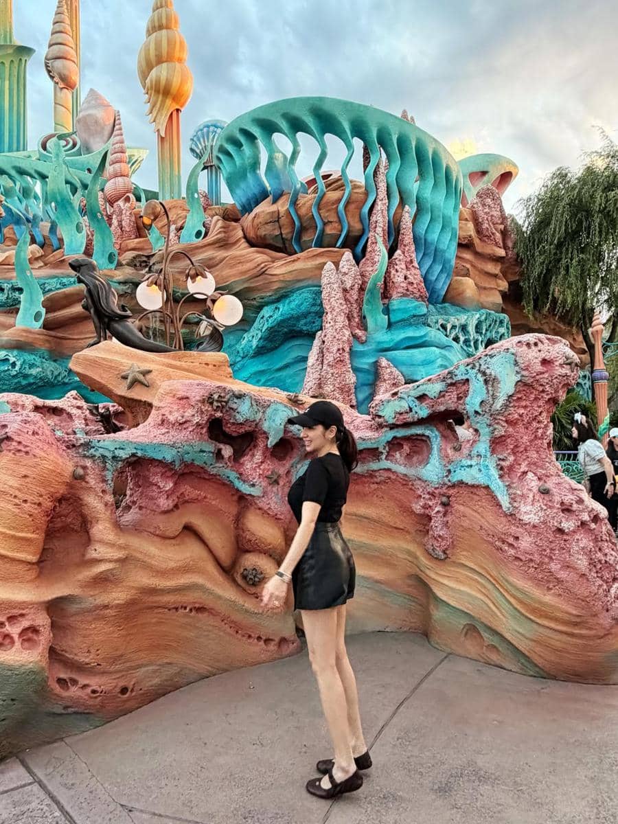 Angel Karamoy jalan-jalan di Disney Sea