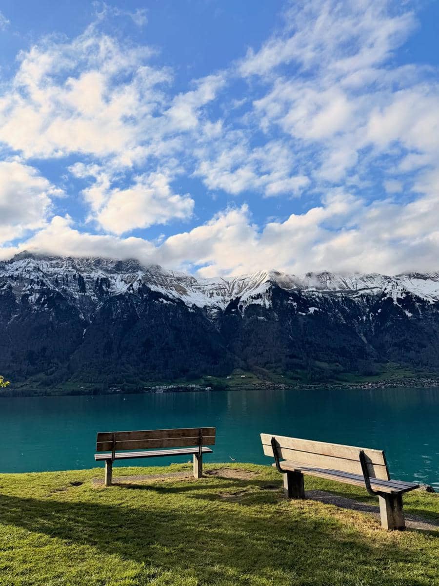 Beby Tsabina menikmati pemandangan Danau Brienz