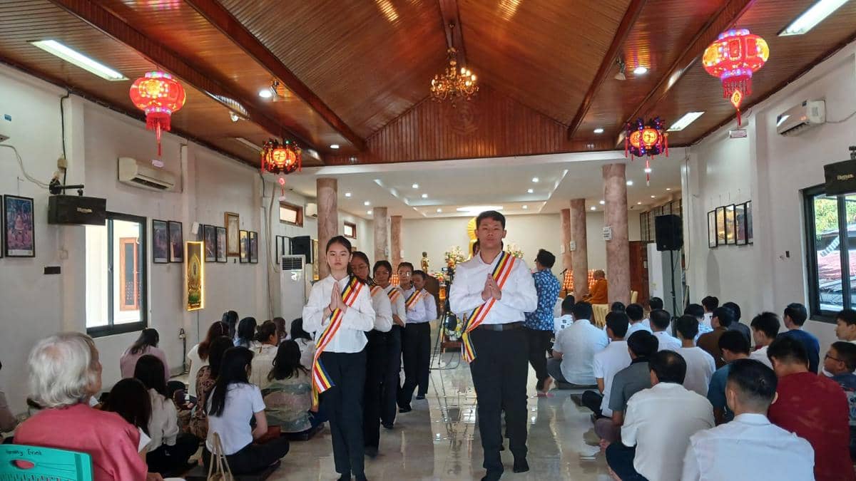 Umat Buddha mengikuti ibadah Tri Suci Waisak di Vihara Dhammadipa Manado dengan suasana khidmat dan penuh doa di ruang utama vihara.