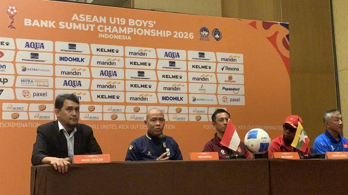 Pelatih timnas U-19 Indonesia bersama pelatih dari negara lain menghadiri konferensi pers jelang Piala AFF U-19 2026 di Sumatera Utara.