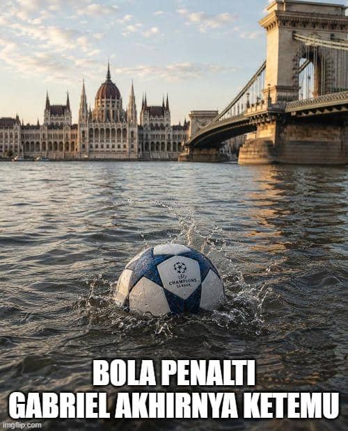 Bola sepak bertema Liga Champions mengapung di sungai dengan latar belakang gedung parlemen dan jembatan di Budapest.